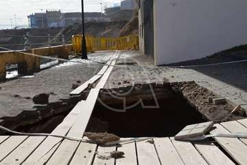 Socavón peligroso en el extremo sur de la avenida marítima de Salinetas (Foto TA)